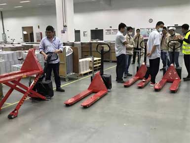 電動高升程搬運車交付使用，感謝廠家羅總親自跟客戶講解操作方法！