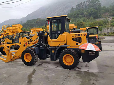 恭喜羅總喜提新車(chē)，山宇裝載機(jī)940走起，山宇重工，助您成功！